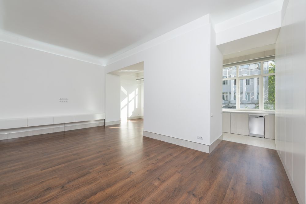 Salle de séjour vide et lumineuse d'un appartement, prête pour un état des lieux ou un emménagement